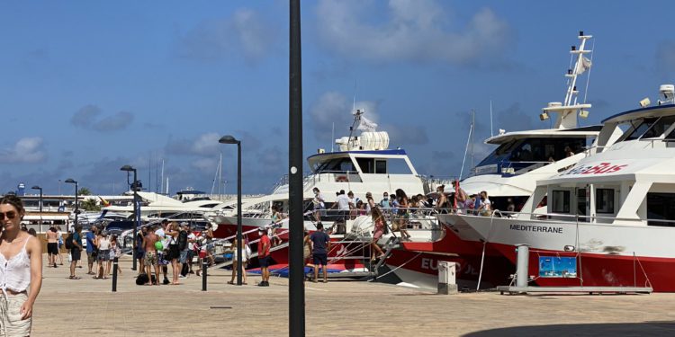 Imagen de llegada masiva de excursiones marítimas a Formentera sin control, según la denuncia de Alejandra Ferrer. Foto de A. Ferrer en Twitter