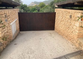 Portón de entrada a una vivienda de la zona de es Cubells donde los vecinos denuncian que ha habido repetidas fiestas ilegales este año.