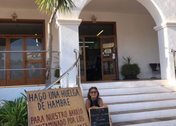 La activista Beatriz Olivares en la puerta del Ayuntamiento de Sant Josep.
