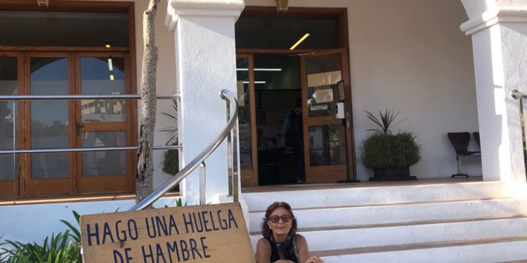 La activista Beatriz Olivares en la puerta del Ayuntamiento de Sant Josep.