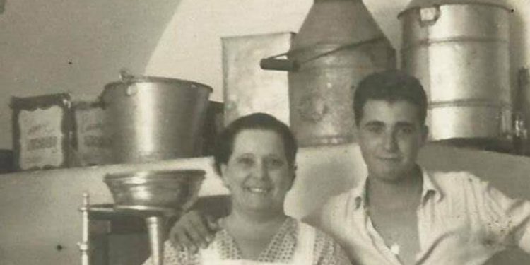 Imagen de los primeros años de Yogures La Bomba en una imagen del archivo de la empresa.