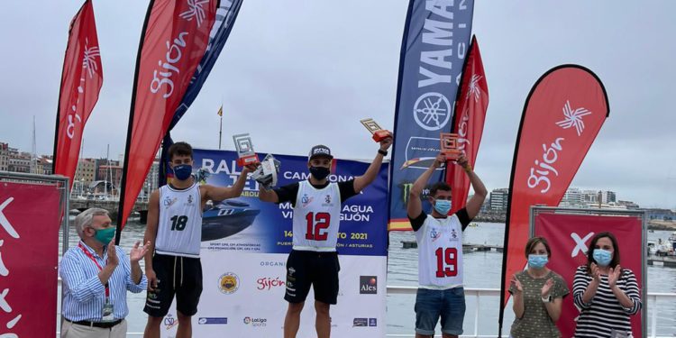 Alex y Juan Carlos en el segundo y primer pódium.