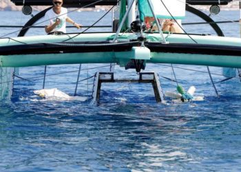 IBI Foundation recogiendo plásticos en Ibiza.