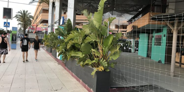Negocios cerrados en el barrio de Platja d’en Bossa. L.F.A.