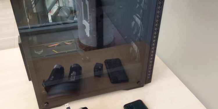 Cámaras con las que el hombre grababa a la mujer.