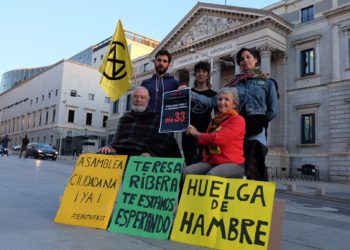 Karen junto a Grian A. Cutanda, acompañados de miembros de XR España.