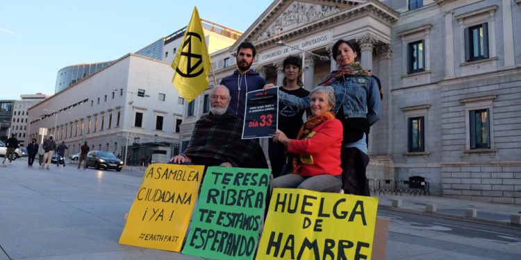 Karen junto a Grian A. Cutanda, acompañados de miembros de XR España.