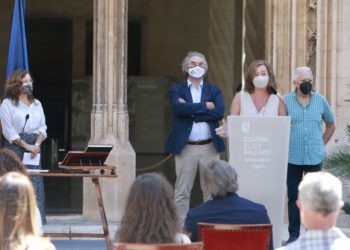 Josefa Costa (a un lado) con Francina Armengol el conseller Martí March y Bernat Alemany.