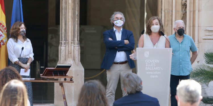 Josefa Costa (a un lado) con Francina Armengol el conseller Martí March y Bernat Alemany.