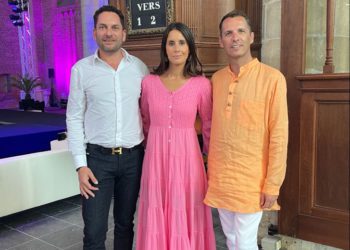 Los diseñadores de Vintage Ibiza con la consellera María Fajarnés.