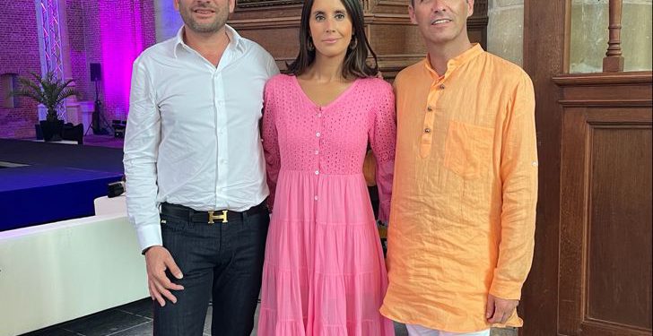 Los diseñadores de Vintage Ibiza con la consellera María Fajarnés.