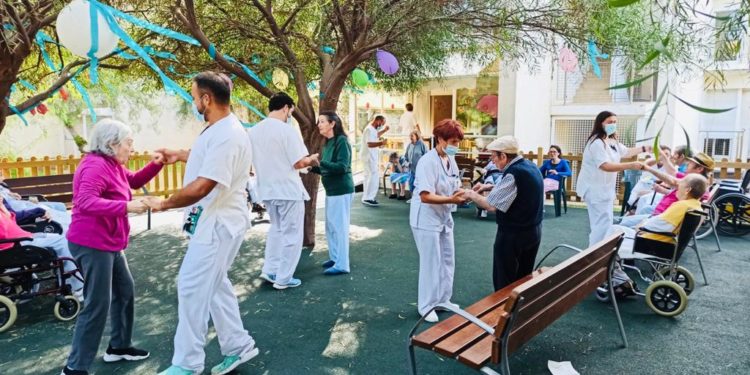 Imagen de archivo del personal de la residencia asistida de Cas Serres.