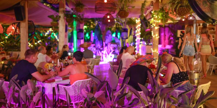 Ambiente inmejorable en la noche mexicana de Bambuku. Photo by Andrei Oprescu