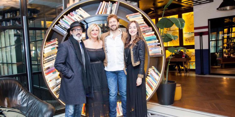 El actor Miguel Molina a la izquierda de la imagen junto a Marta Díaz y Miguel Ángel Tobías en una de las presentaciones en Madrid.
