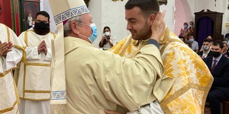 Fernando Bayón en su ordenación como diácono. Foto Obispado de Ibiza