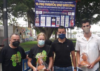 Nieves Tur y Marc Tur con el alcalde de Sant Antoni y el organizador del evento.