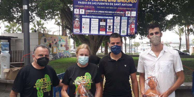 Nieves Tur y Marc Tur con el alcalde de Sant Antoni y el organizador del evento.