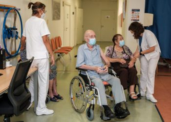 Mariano Riera Clapés de 92 años ha sido el primero de los residentes inmunizados con la tercera dosis. Foto: Sergio G. Cañizares (EFE)