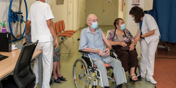 Mariano Riera Clapés de 92 años ha sido el primero de los residentes inmunizados con la tercera dosis. Foto: Sergio G. Cañizares (EFE)
