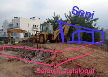 Safareig catalogado, prácticamente enterrado bajo una montaña de tierra, según la imagen de la denuncia de Prou!