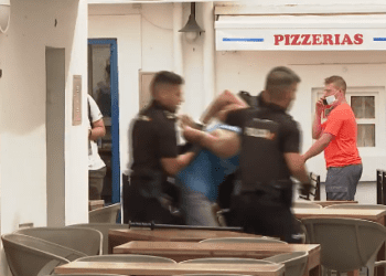 Imagen de IB3 del momento de la detención del atacante que trató de matar a otro con una motosierra.