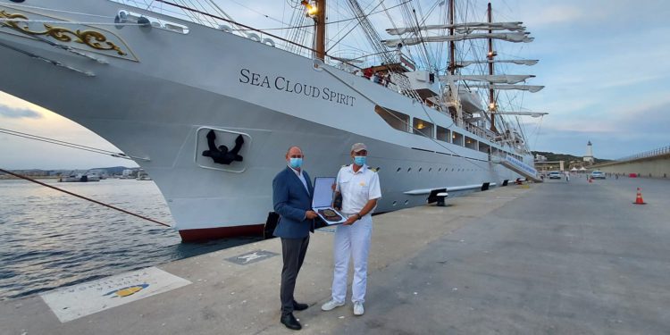 El 'Sea Cloud Spirit' atracado hoy en Ibiza.  Imagen de Ports de Balears.