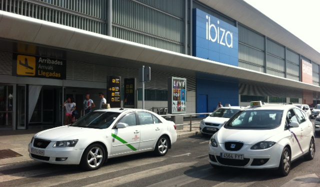 Parada de taxis en el aeropuerto de Ibiza
