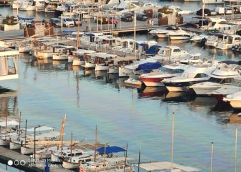 Imagen de otro vertido en el interior del puerto en una imagen del pasado 29 de agosto de Marta Citi Valencia subida al grupo de Prou!