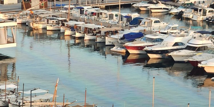 Imagen de otro vertido en el interior del puerto en una imagen del pasado 29 de agosto de Marta Citi Valencia subida al grupo de Prou!