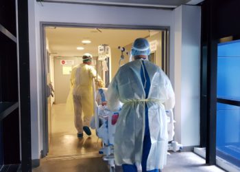 Imagen de archivo del hospital Can Misses durante el traslado de un enfermo  Covid.