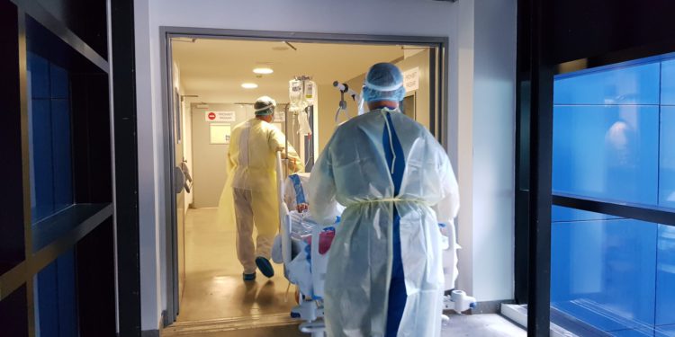 Imagen de archivo del hospital Can Misses durante el traslado de un enfermo  Covid.