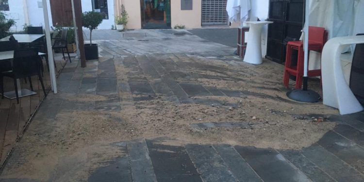 Aspecto de la calle tras la fuga de agua.