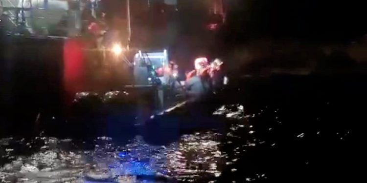 Evacuación del pasaje del barco de FRS tras el accidente. Foto: Guardia Civil