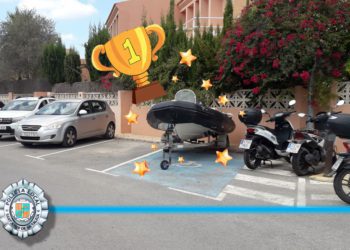 Imagen de la embarcación y su remolque 'aparcados' en una plaza de personas con discapacidad. Foto de la Policía Local de Sant Josep
