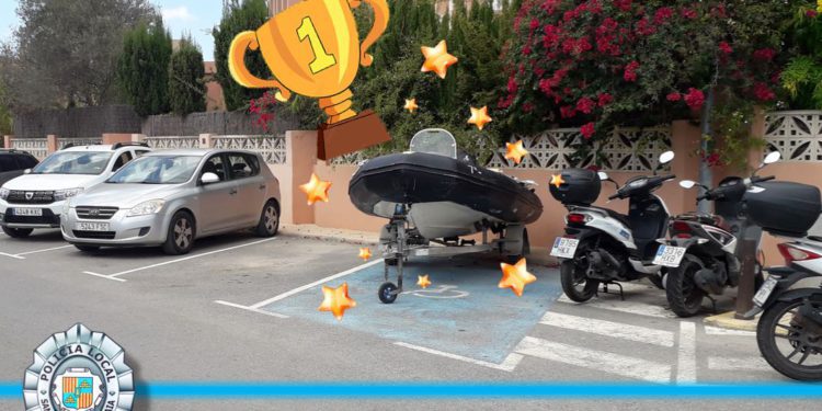 Imagen de la embarcación y su remolque 'aparcados' en una plaza de personas con discapacidad. Foto de la Policía Local de Sant Josep