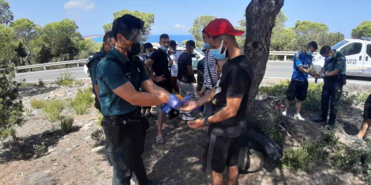 Inmigrantes interceptados por la Guardia Civil en Formentera