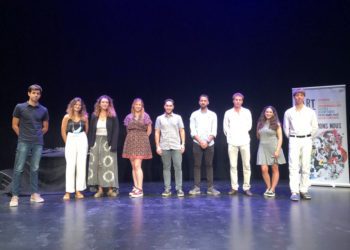 Començant per l'esquerre, la tercera és Cecilia Navarro i la segona, Pilar Roig, amb el director de l'IBJOVE, Tià Lliteres.