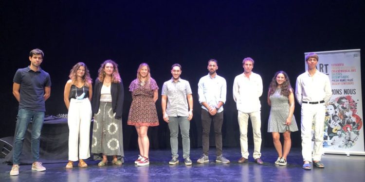 Començant per l'esquerre, la tercera és Cecilia Navarro i la segona, Pilar Roig, amb el director de l'IBJOVE, Tià Lliteres.