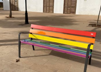 Banco en Casa del Poble en La Mola.