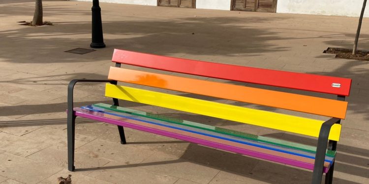 Banco en Casa del Poble en La Mola.