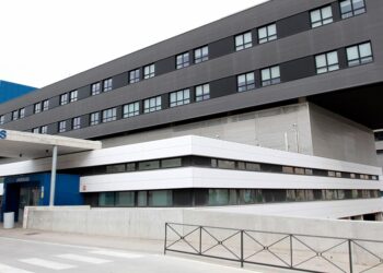 El paciente ha caído hacia atrás tras encaramarse al muro que está frente a la fachada del hospital, en la zona de Urgencias.