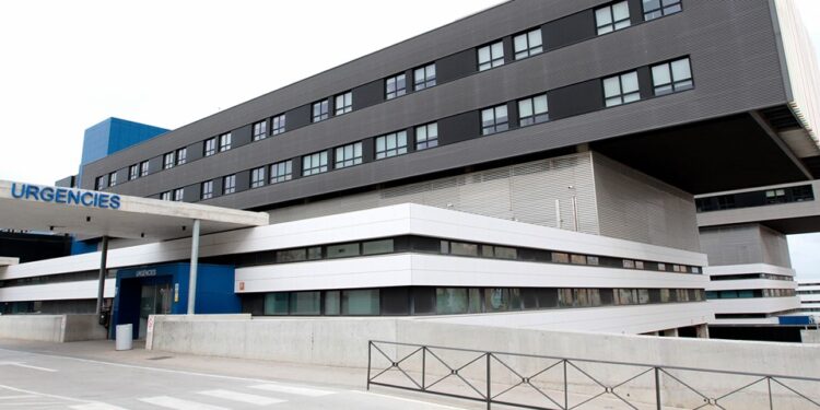 El paciente ha caído hacia atrás tras encaramarse al muro que está frente a la fachada del hospital, en la zona de Urgencias.