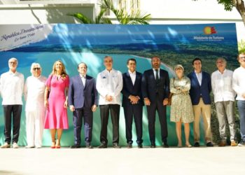 Foto de familia del encuentro de Inverotel con los máximos representantes de República Dominicana. Abel Matutes, tercero por la derecha.
