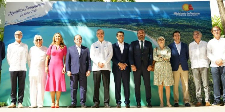 Foto de familia del encuentro de Inverotel con los máximos representantes de República Dominicana. Abel Matutes, tercero por la derecha.