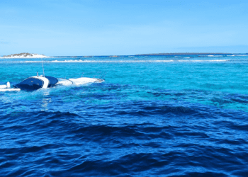 Embarcación hundida en s'Epalmador. Foto: GP cedida a Ràdio Illa.