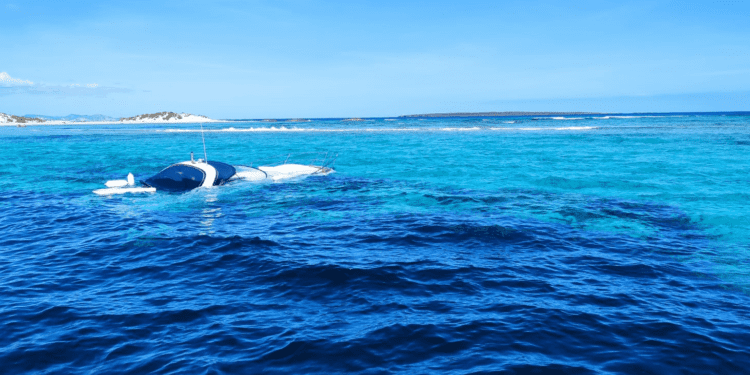 Embarcación hundida en s'Epalmador. Foto: GP cedida a Ràdio Illa.