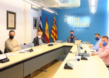 Joan Torres, segundo por la izquierda, junto al alcalde Marcos Serra, en el centro, durante un pleno.