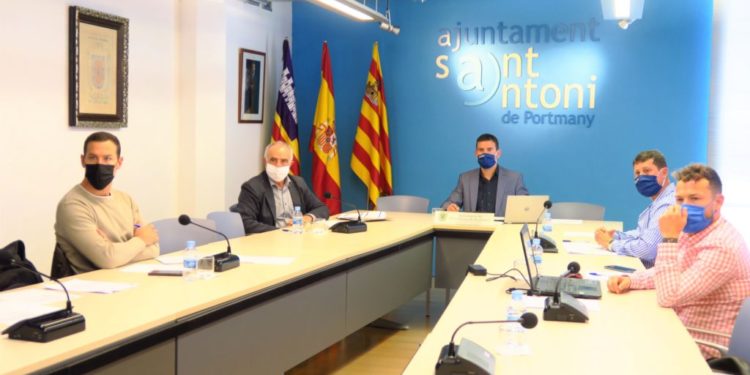 Joan Torres, segundo por la izquierda, junto al alcalde Marcos Serra, en el centro, durante un pleno.