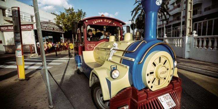 Diversión a bordo del 'tren'. Foto: Joan F. Ribas