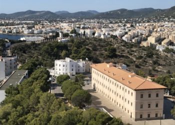 Sede de la UIB en Ibiza, en primer término. Foto Noudiari
